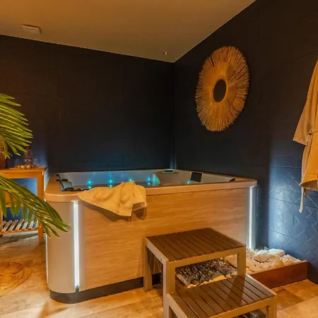 Pandora Hotel *