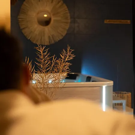Pandora Hotel *